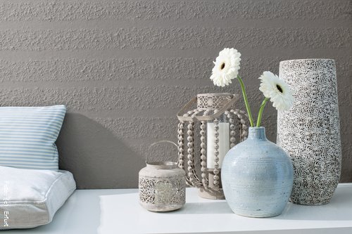 Wandfarben in Stein-Grau liegn im Trend. Schlamm- und Grau-Töne lassen sich vielseitig kombinieren und strahlen mit den neuen Pastellfarben besondere Leichtigkeit aus.
